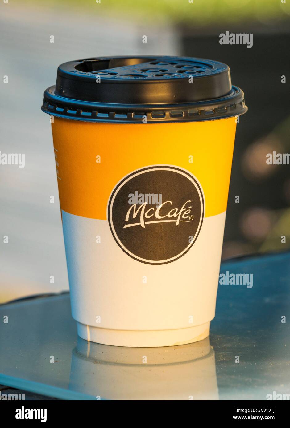 Tasse de McCafe Coffee McDonald's, café McCafe est fabriqué par McDonald's, la plus grande chaîne de restauration rapide. Banque D'Images