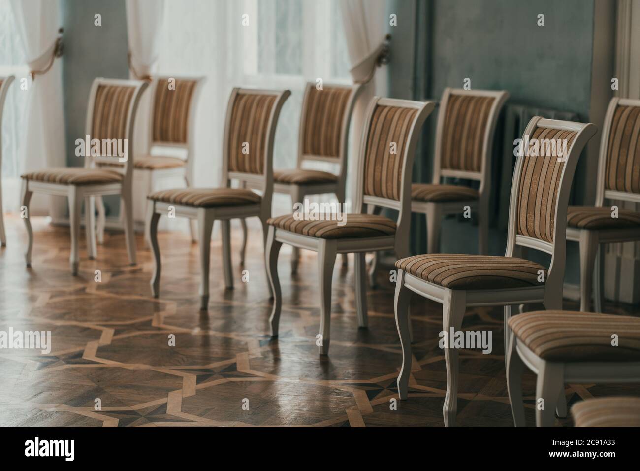 Vue rapprochée des chaises dans la chambre. De superbes sièges dans le hall pour les événements festifs. Banque D'Images