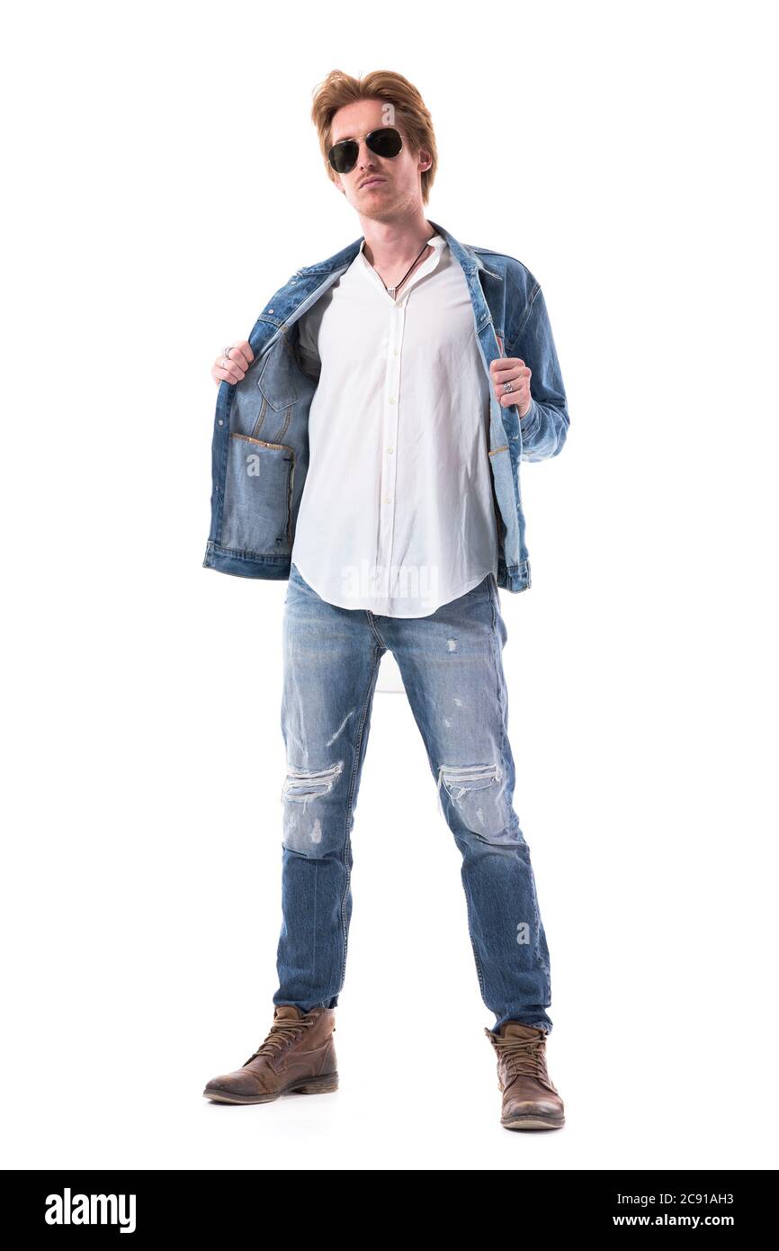 Cool Serious macho redhead homme avec l'attitude posant dans les vêtements entièrement Jean denim. Longueur totale du corps isolée sur fond blanc. Banque D'Images