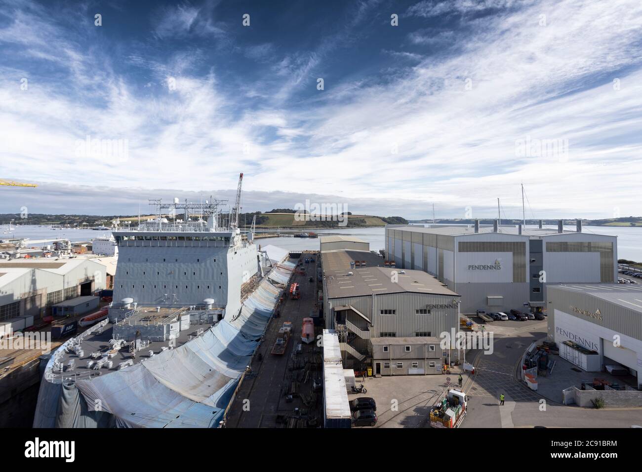 Un navire auxiliaire de la flotte royale en cours de remise en état dans un quai sec à l'arsenal de Falmouth, à Cornwall, au Royaume-Uni Banque D'Images