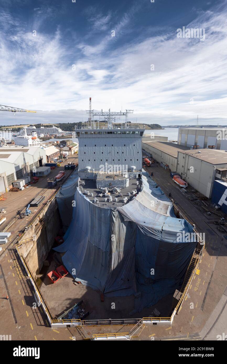 Un navire auxiliaire de la flotte royale en cours de remise en état dans un quai sec à l'arsenal de Falmouth, à Cornwall, au Royaume-Uni Banque D'Images