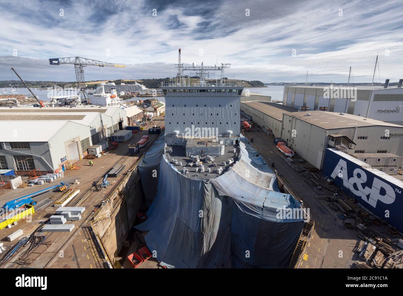 Un navire auxiliaire de la flotte royale en cours de remise en état dans un quai sec à l'arsenal de Falmouth, à Cornwall, au Royaume-Uni Banque D'Images