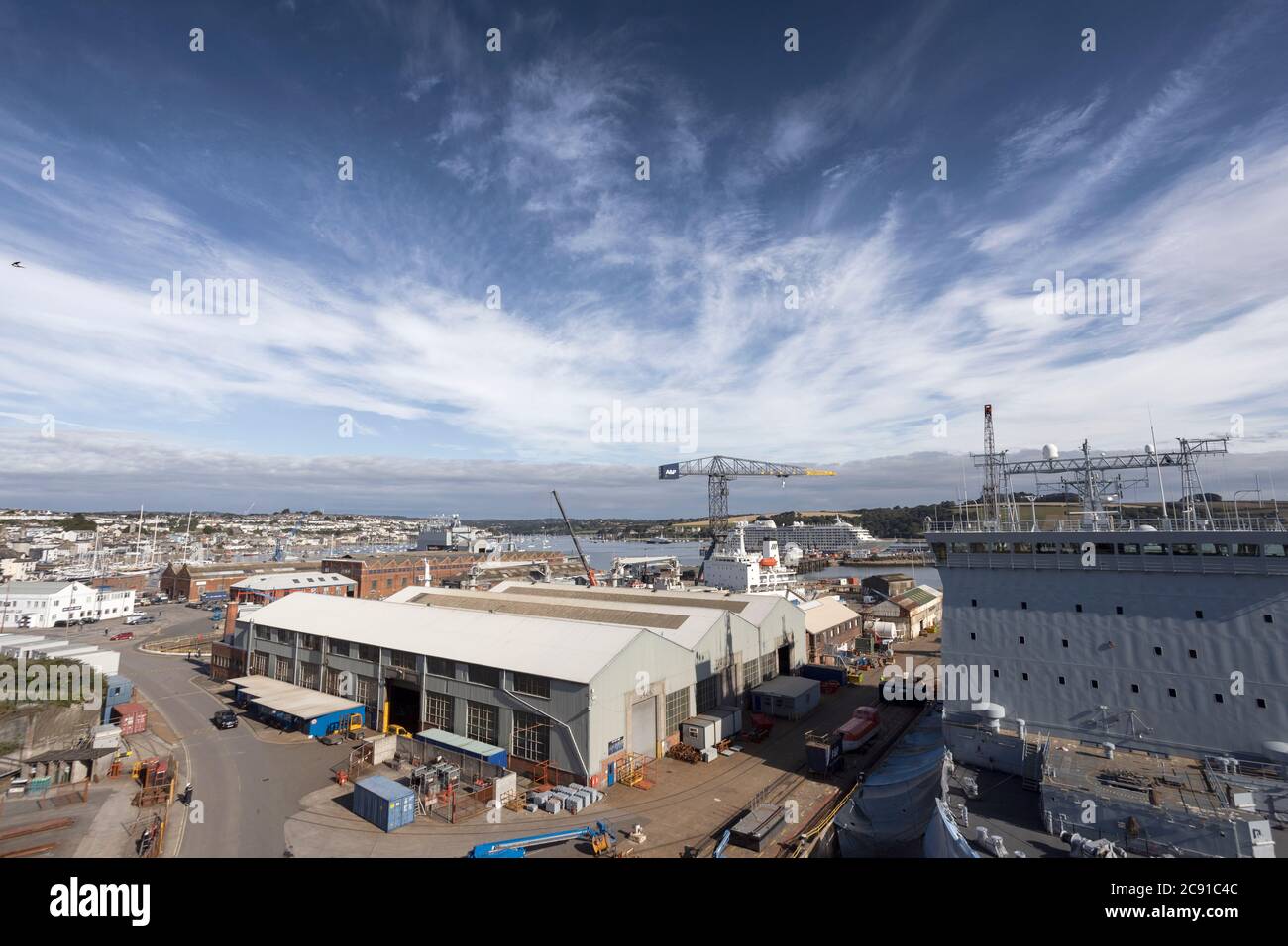 Un navire auxiliaire de la flotte royale en cours de remise en état dans un quai sec à l'arsenal de Falmouth, à Cornwall, au Royaume-Uni Banque D'Images