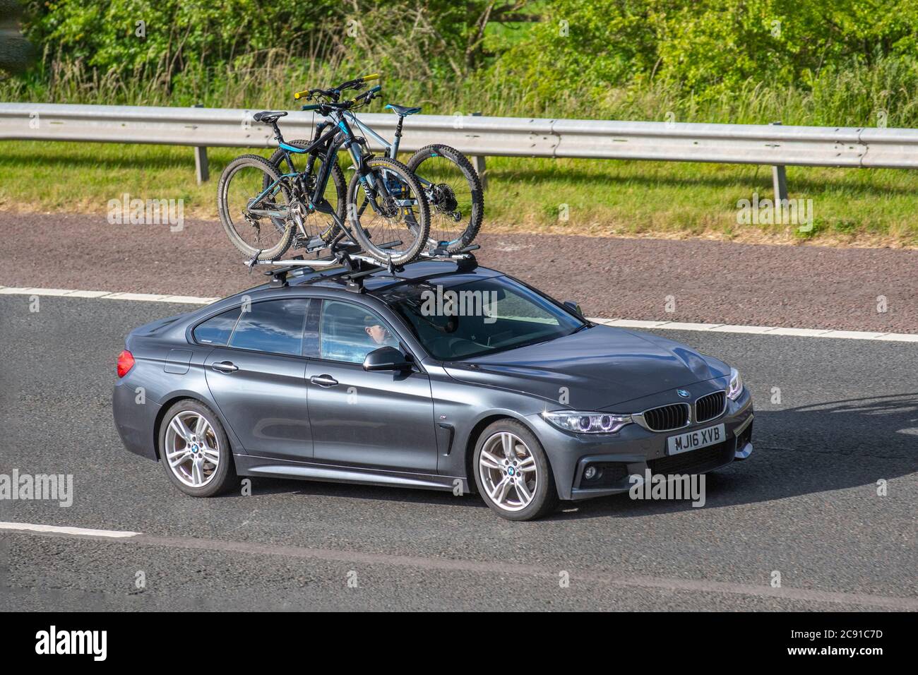 2016 gris BMW 420I Gran coupe M Sport A ; véhicules mobiles pour la  circulation routière, porte-vélos monté sur le toit, porte-vélos sur le  toit, porte-vélos, porte-vélos sur les voitures conduisant des