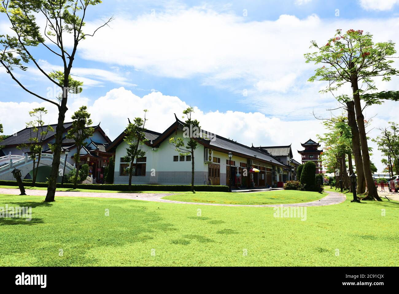Suphanburi cityThailand Mai 27 2018 des touristes non identifiés viennent visiter la ville de Chine, maison de dragon au Shrine Park à Suphanburi Thaïlande. Banque D'Images