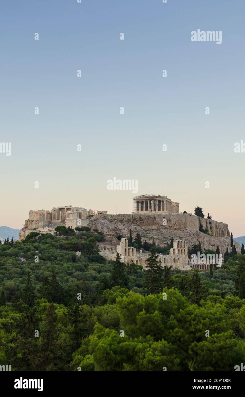 Crépuscule vue générale du Parthénon et de l'Acropole antique d'Athènes Grèce de Thissio - photo: Geopix Banque D'Images