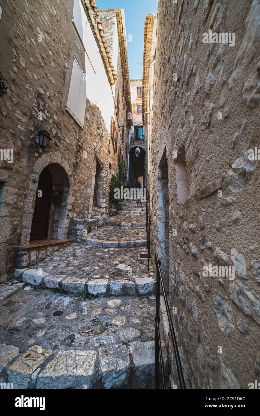 Une rue pavée ou une ancienne ruelle étroite avec des escaliers montre comment le style de vie a dû ressembler dans un village médiéval - Saint Paul de Vence, France Banque D'Images