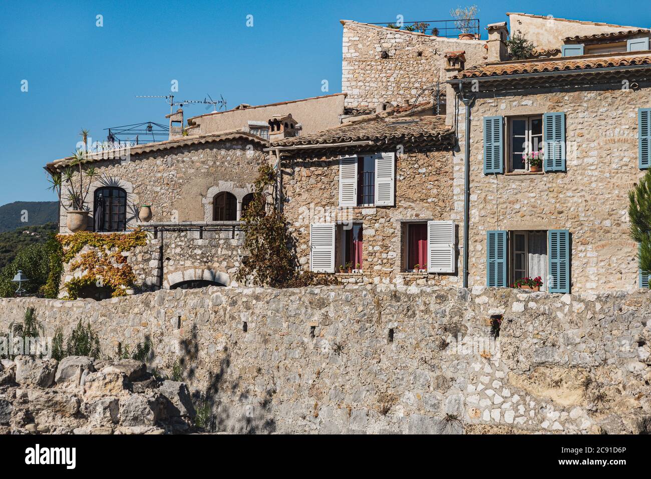 Village médiéval rustique avec toits pentus et façade de maison en pierre. Illustration du style de vie classique de la campagne française, architecture rurale Banque D'Images