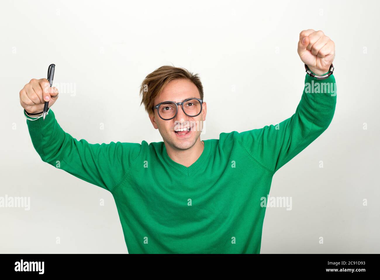 Portrait de l'homme nerd avec des cheveux blonds portant des lunettes Banque D'Images