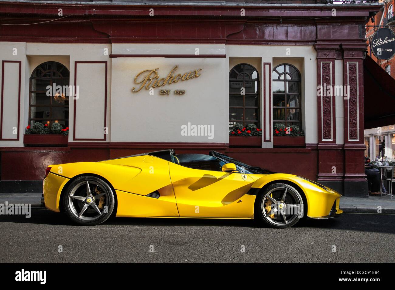 Jaune Ferrari LaFerrari Aperta Supercar moderne garée dans un café du quartier de Mayfair dans le centre de Londres. Banque D'Images