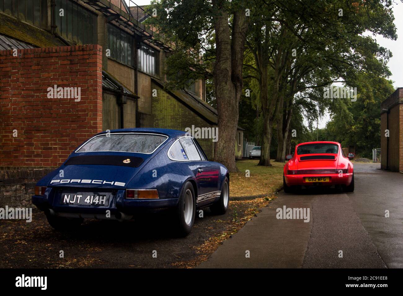 Deux voitures de sport Porsche classiques, Blue 911 et Red 964, qui assistent à un rassemblement des passionnés Porsche à Bicester, Royaume-Uni. Banque D'Images