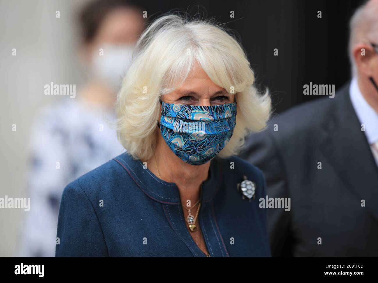 La duchesse de Cornwall portant un masque arrive à la National Gallery de Londres, récemment rouverte, pour rencontrer le personnel impliqué dans le processus de réponse et de réouverture de l'organisation Covid-19. Banque D'Images