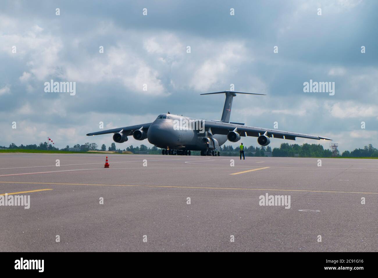 Un avion jumbo C-5 de la Force aérienne, piloté par la Garde nationale aérienne de Virginie-Occidentale, transportant une charge de terres de Strykers. Sur le Tarmac à l'Interna de Vilnius Banque D'Images