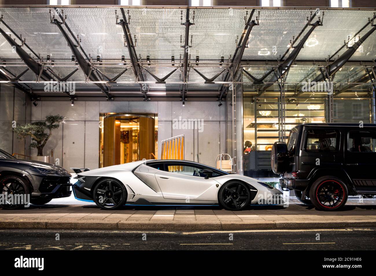 White Lamborghini Centenario Supercar moderne unique garée dans un hôtel de luxe dans le centre de Londres la nuit. Banque D'Images