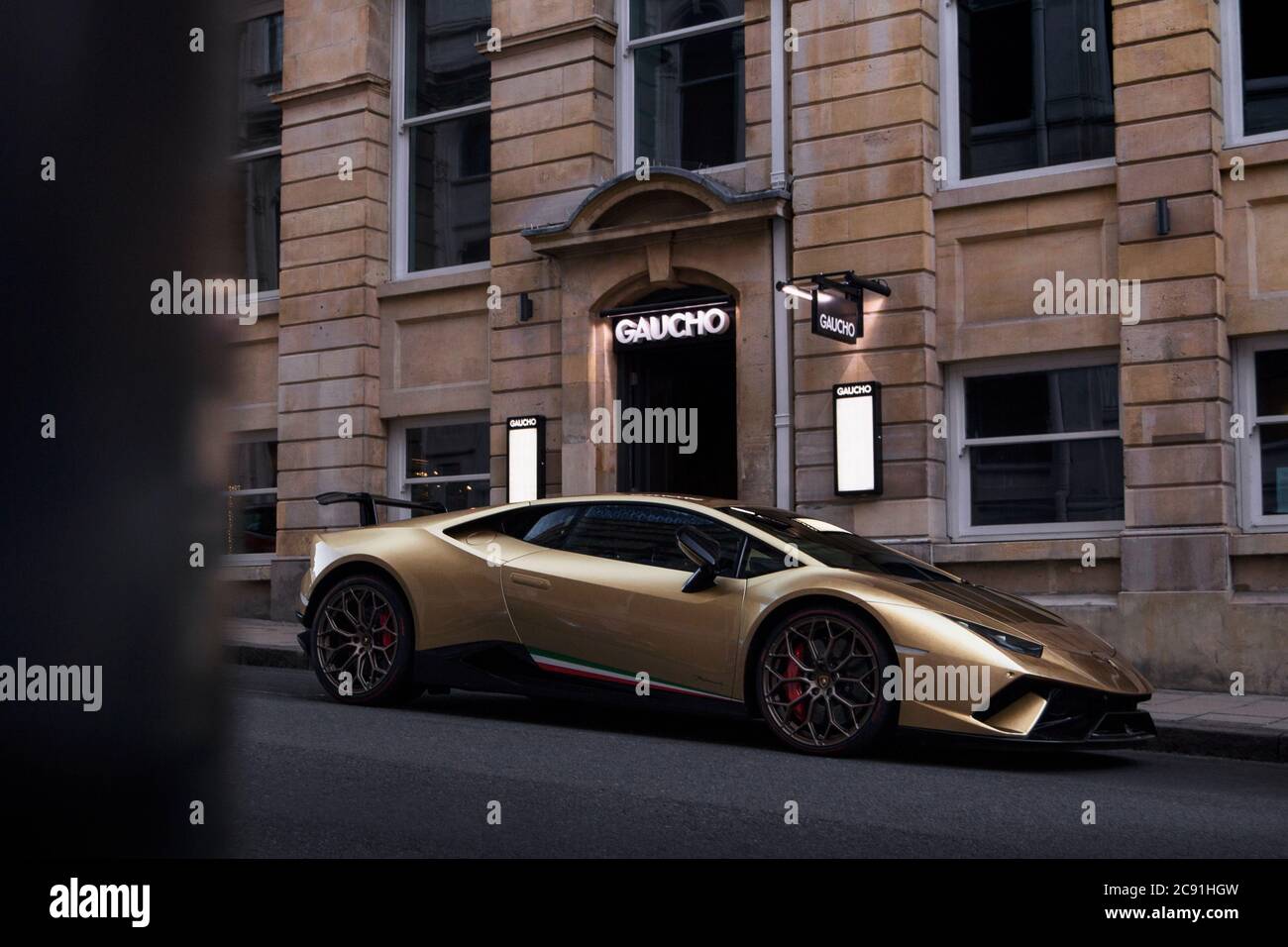 Lamborghini couleur or Huracan Performante Supercar moderne garée dans une rue du centre de Birmingham, Royaume-Uni. Banque D'Images