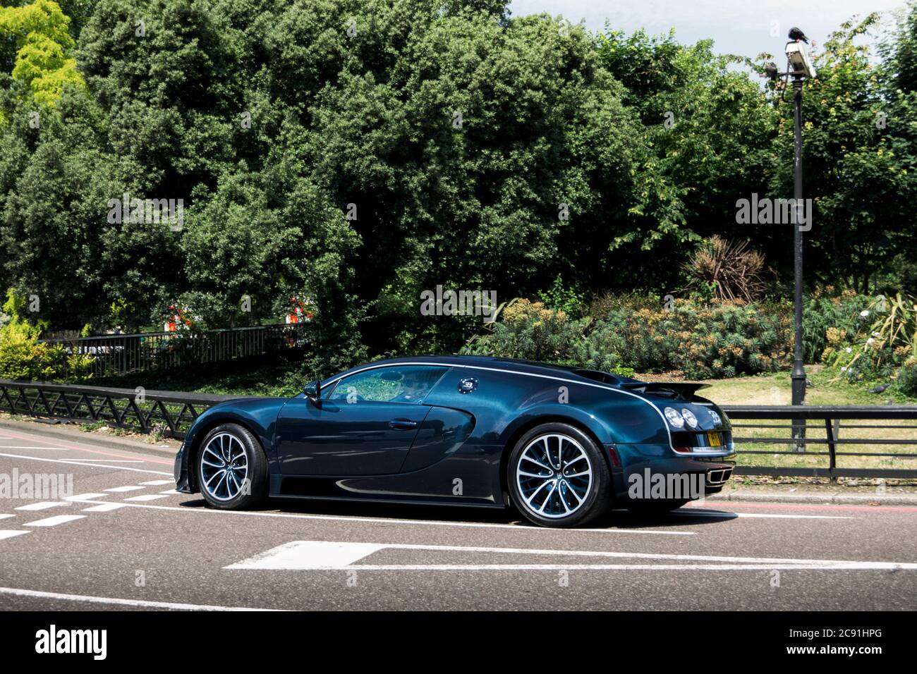 Fibre de carbone bleue Bugatti Veyron Super Sport Supercar moderne conduit dans le quartier de Mayfair, dans le centre de Londres, dans le cadre d'un rassemblement automobile. Banque D'Images