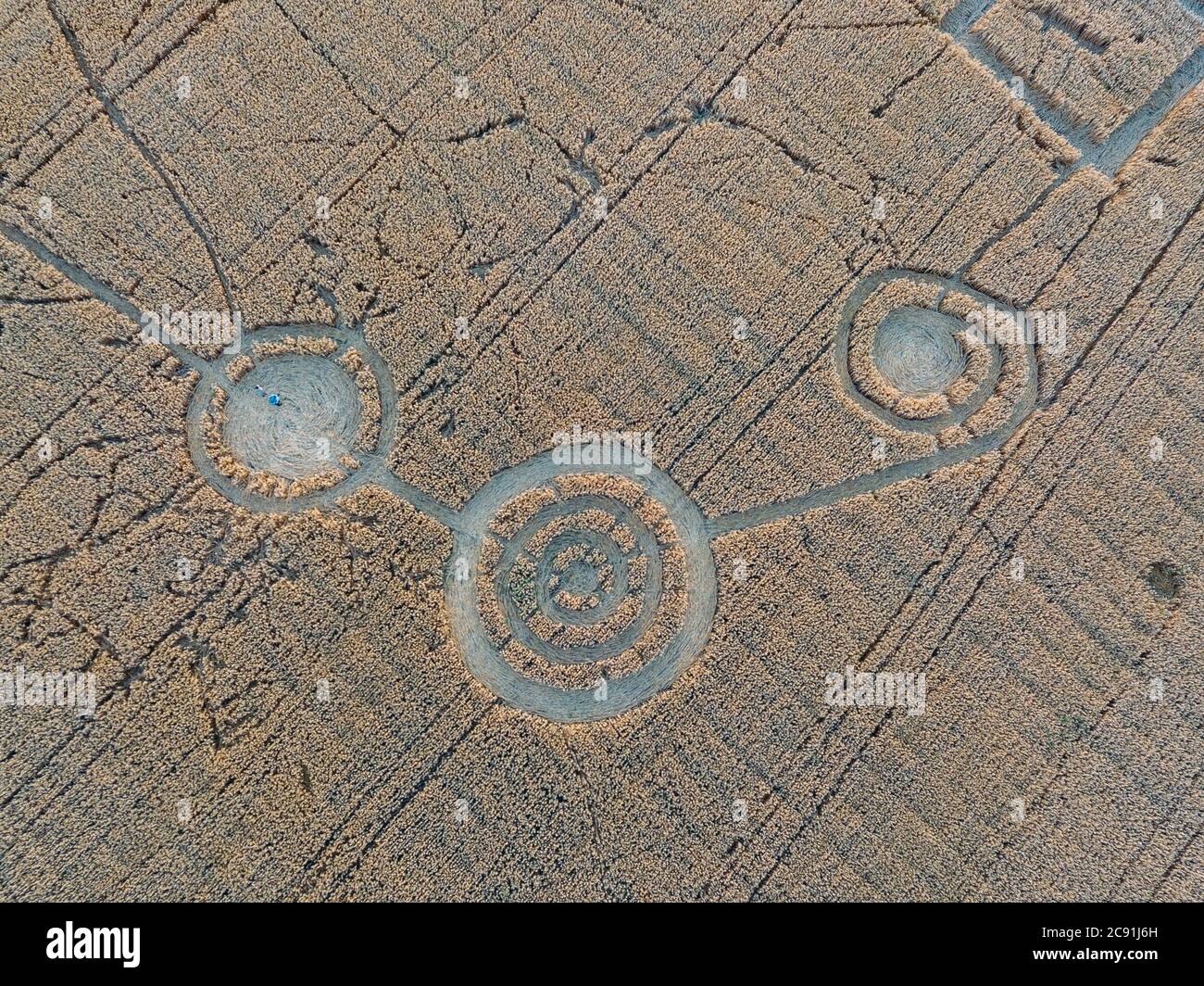 Mystérieux cercle de récolte dans champ d'avoine près de la ville, vue aérienne Banque D'Images