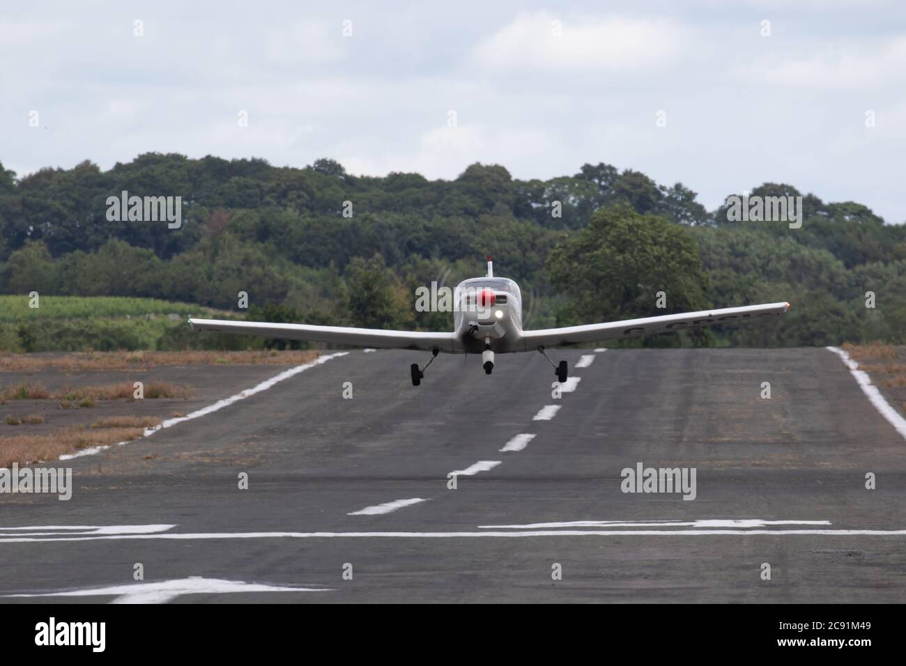 Un avion léger part de l'aéroport de Wolverhampton Halfpenny Green. Staffordshire, Royaume-Uni Banque D'Images