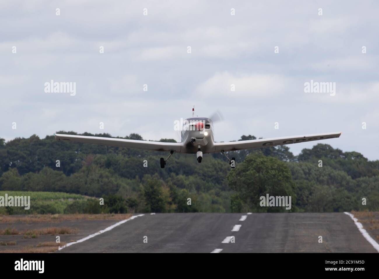 Un avion léger part de l'aéroport de Wolverhampton Halfpenny Green. Staffordshire, Royaume-Uni Banque D'Images