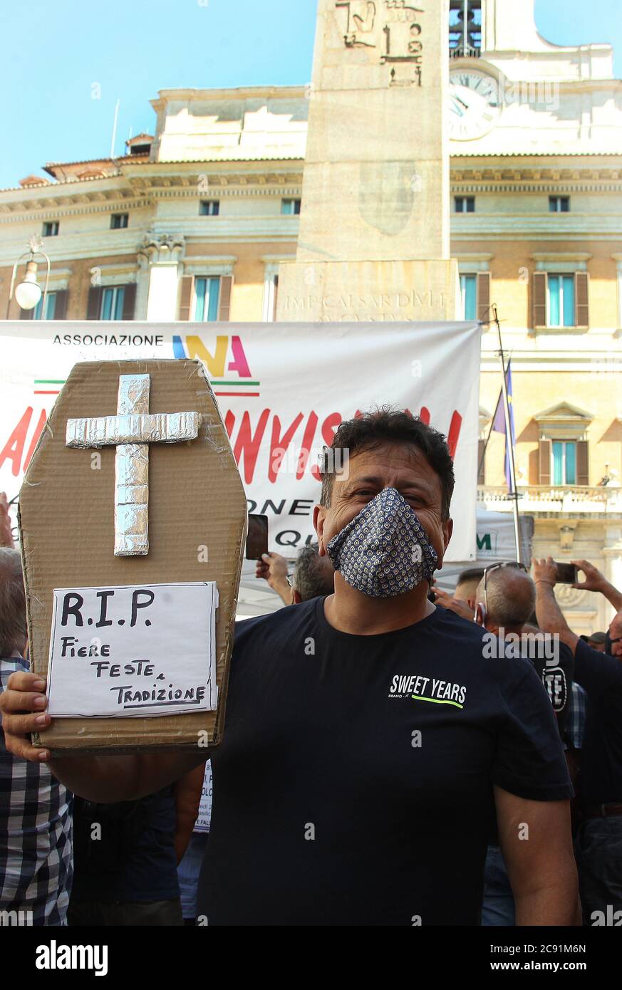 Rome, Italie. 28 juillet 2020. Rome, protestation des vendeurs de rue, foires, pour l'échec de la réalisation de foires, festivals et festivals provinciaux en raison des restrictions dues à Covid 19 en photo: Crédit: Agence de photo indépendante/Alamy Live News Banque D'Images