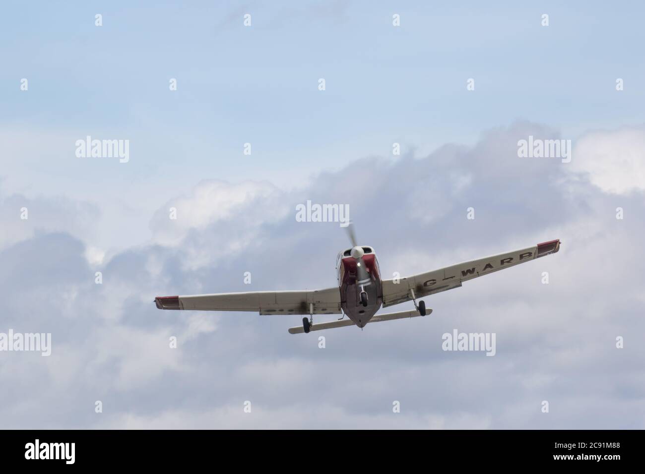 Avion léger en vol juste après le décollage, Wolverhampton Halfpenny Green Airport. Staffordshire, Royaume-Uni Banque D'Images