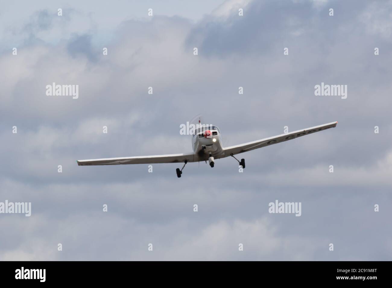 Avion léger en vol juste après le décollage, Wolverhampton Halfpenny Green Airport. Staffordshire, Royaume-Uni Banque D'Images