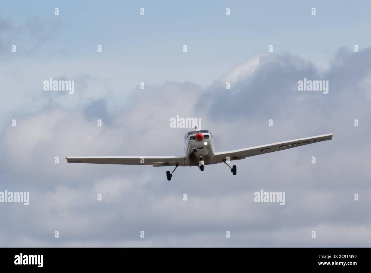 Avion léger en vol juste après le décollage, Wolverhampton Halfpenny Green Airport. Staffordshire, Royaume-Uni Banque D'Images