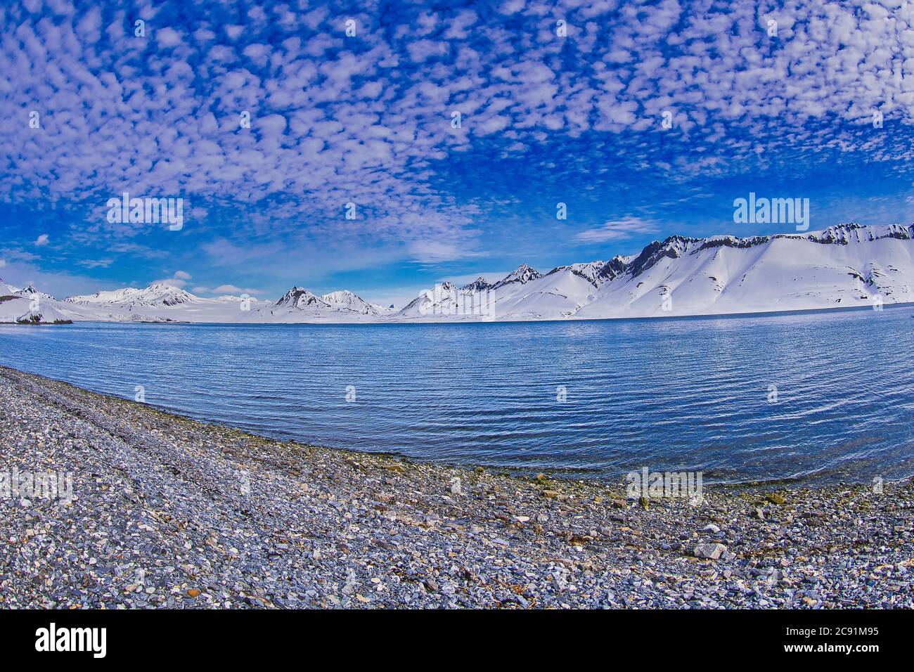 Montagnes enneigées, baie de Trygghamna, pays Oscar II, Arctique, Spitzbergen, Svalbard, Norvège, Europe Banque D'Images