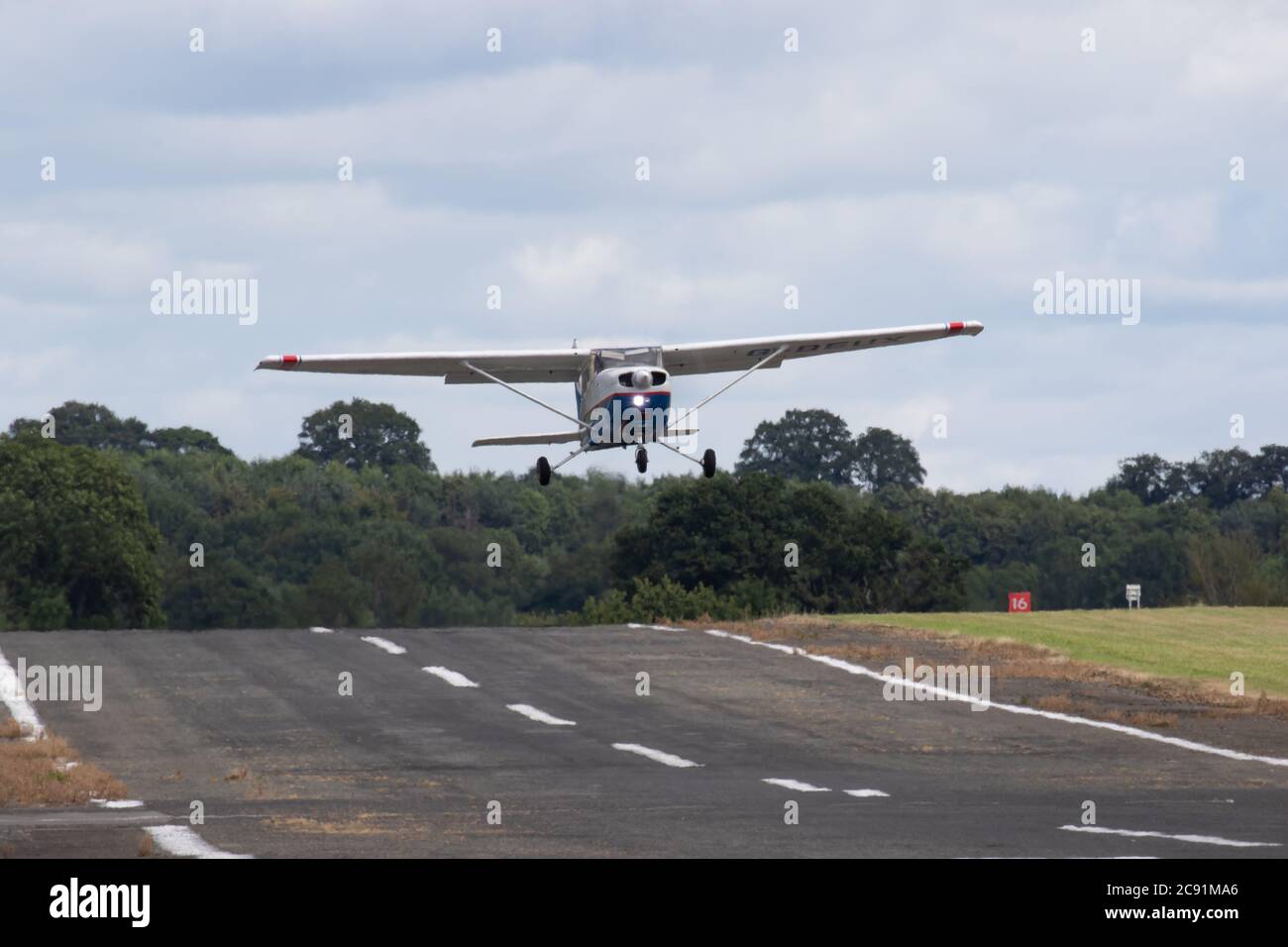 Avion léger en vol juste après le décollage, Wolverhampton Halfpenny Green Airport. Staffordshire, Royaume-Uni Banque D'Images