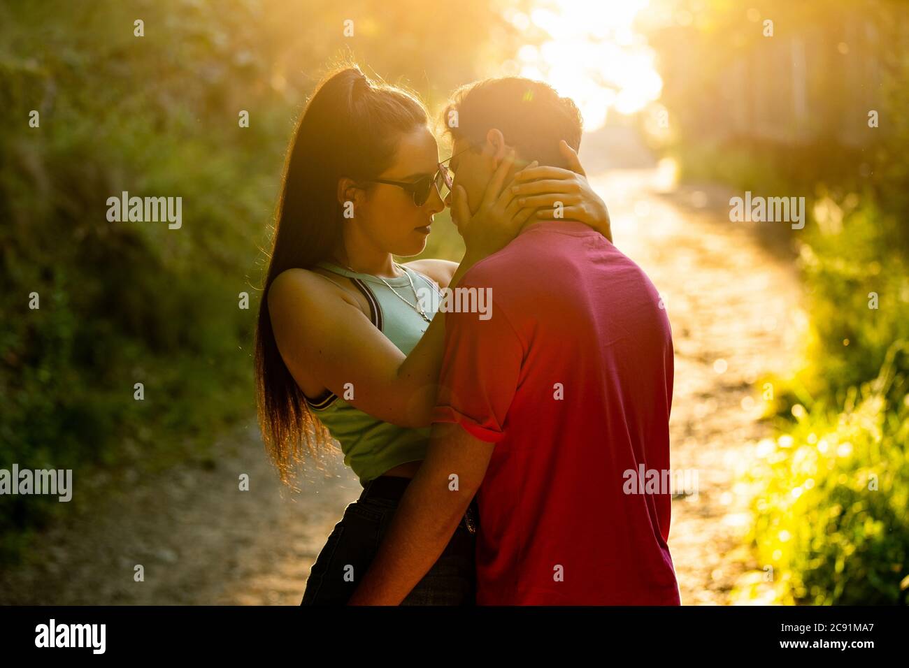 Photo romantique d'un couple qui s'embrasse les uns les autres ils se sont manqués pendant longtemps Banque D'Images