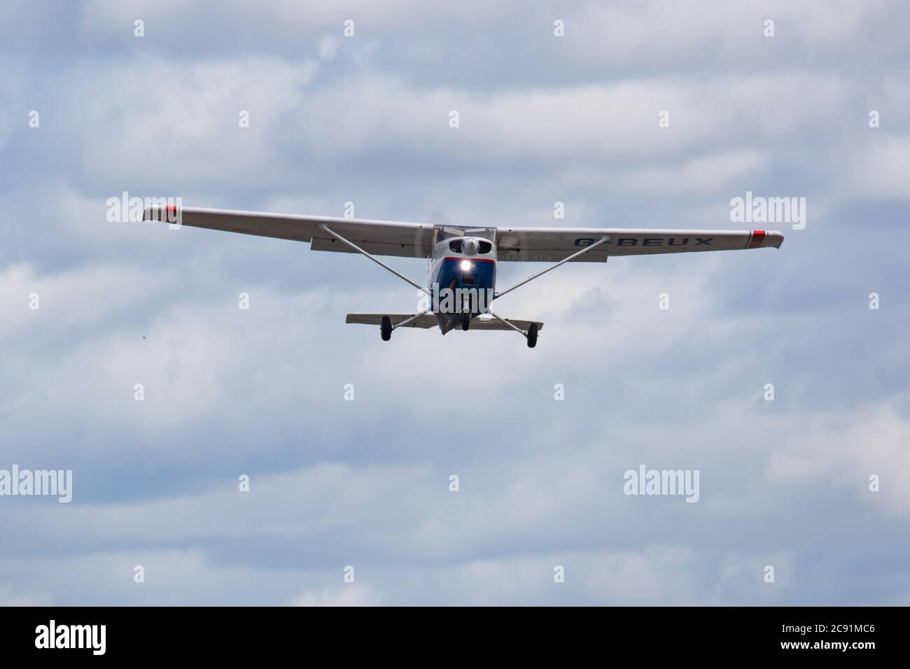 Avion léger en vol juste après le décollage, Wolverhampton Halfpenny Green Airport. Staffordshire, Royaume-Uni Banque D'Images