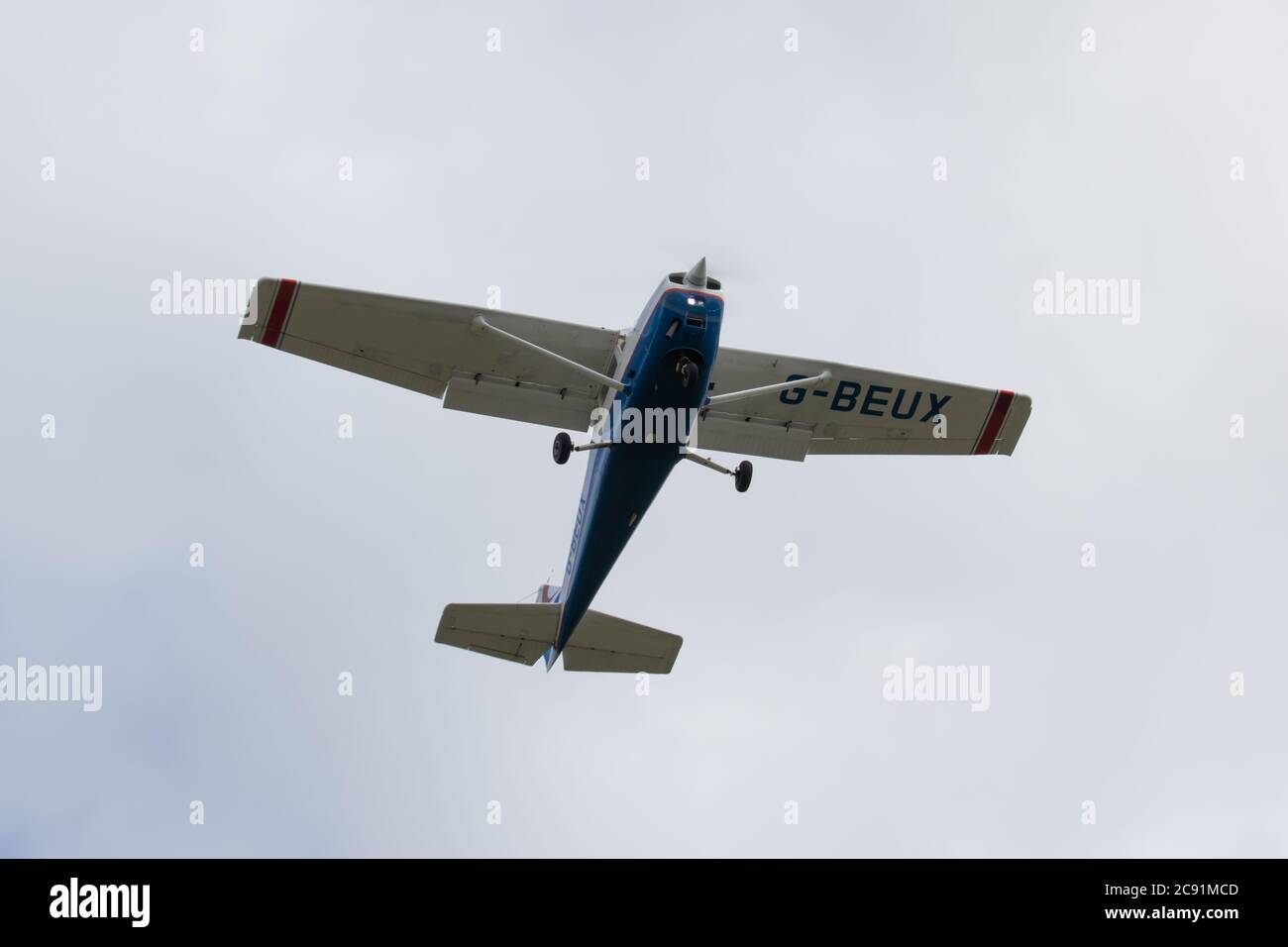 Avion léger en vol juste après le décollage, Wolverhampton Halfpenny Green Airport. Staffordshire, Royaume-Uni Banque D'Images