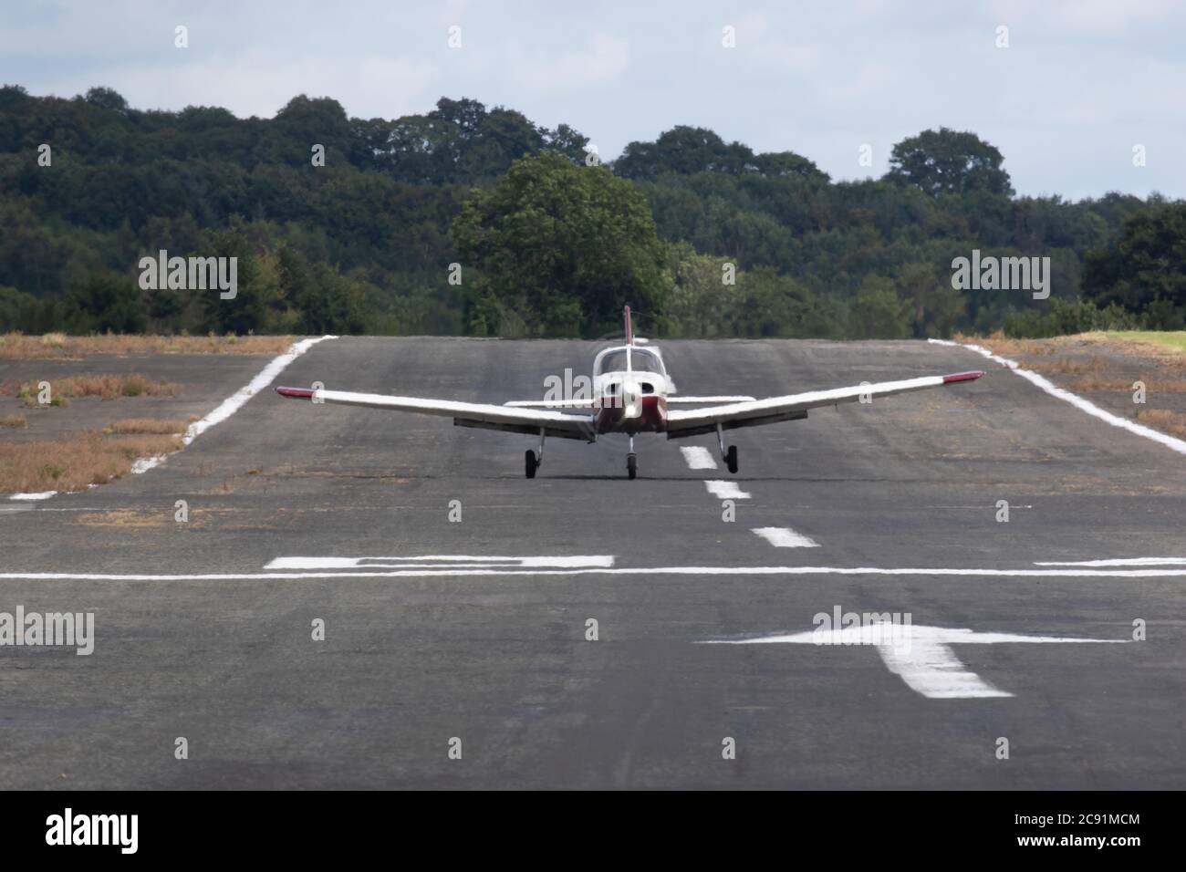 Un avion léger part de l'aéroport de Wolverhampton Halfpenny Green. Staffordshire, Royaume-Uni Banque D'Images