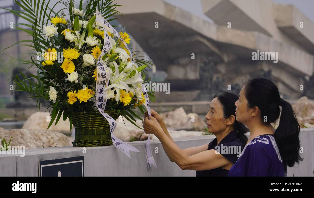 Tangshan. 28 juillet 2020. Les gens organisent un panier de fleurs au parc commémoratif des ruines du tremblement de terre de Tangshan, à Tangshan, dans la province du Hebei, au nord de la Chine, le 28 juillet 2020, le 44e anniversaire du tremblement de terre de Tangshan en 1976. Crédit: Dong Jun/Xinhua/Alay Live News Banque D'Images