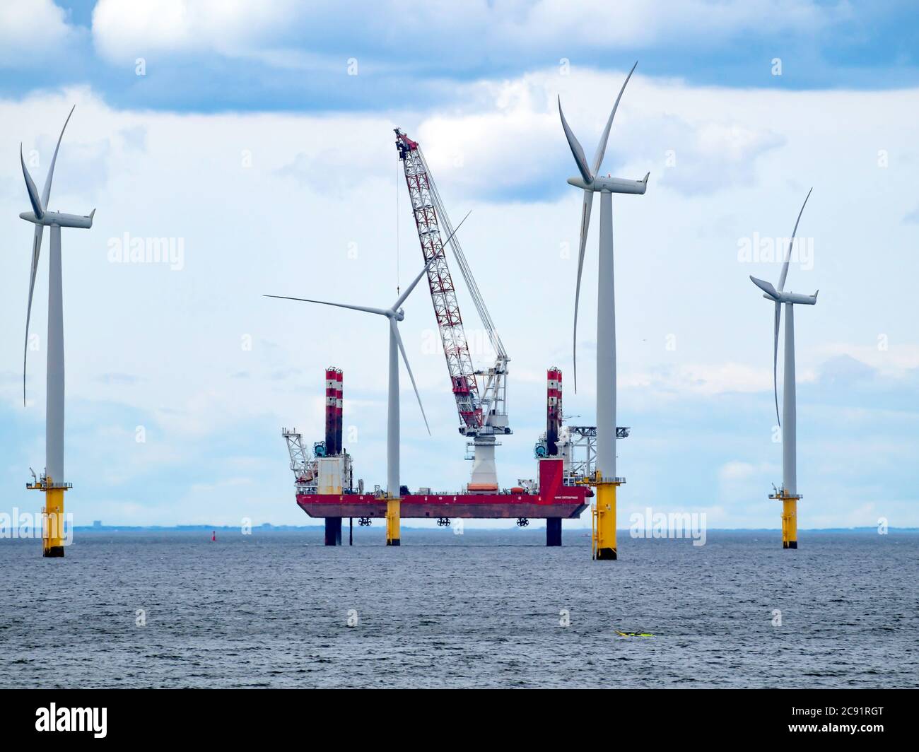 Soulever le navire à levage lourd Wind Enterprise en position avec la grue prête à effectuer l'entretien à Redcar Wind Farm juillet 2020 Banque D'Images