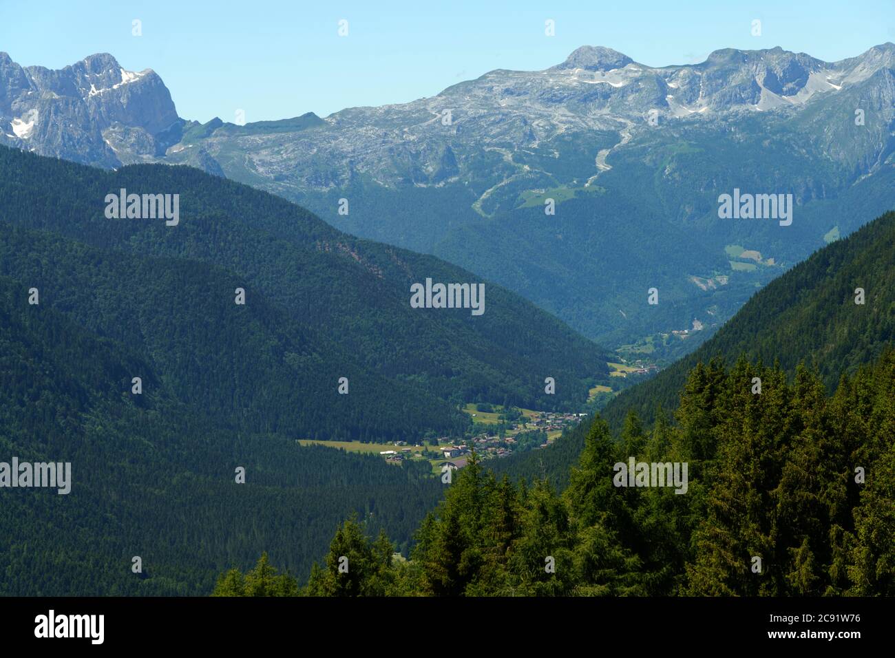 Paysage de montagne en été le long de la route vers Vivione Pass, Bergame, Lombardie, Italie Banque D'Images