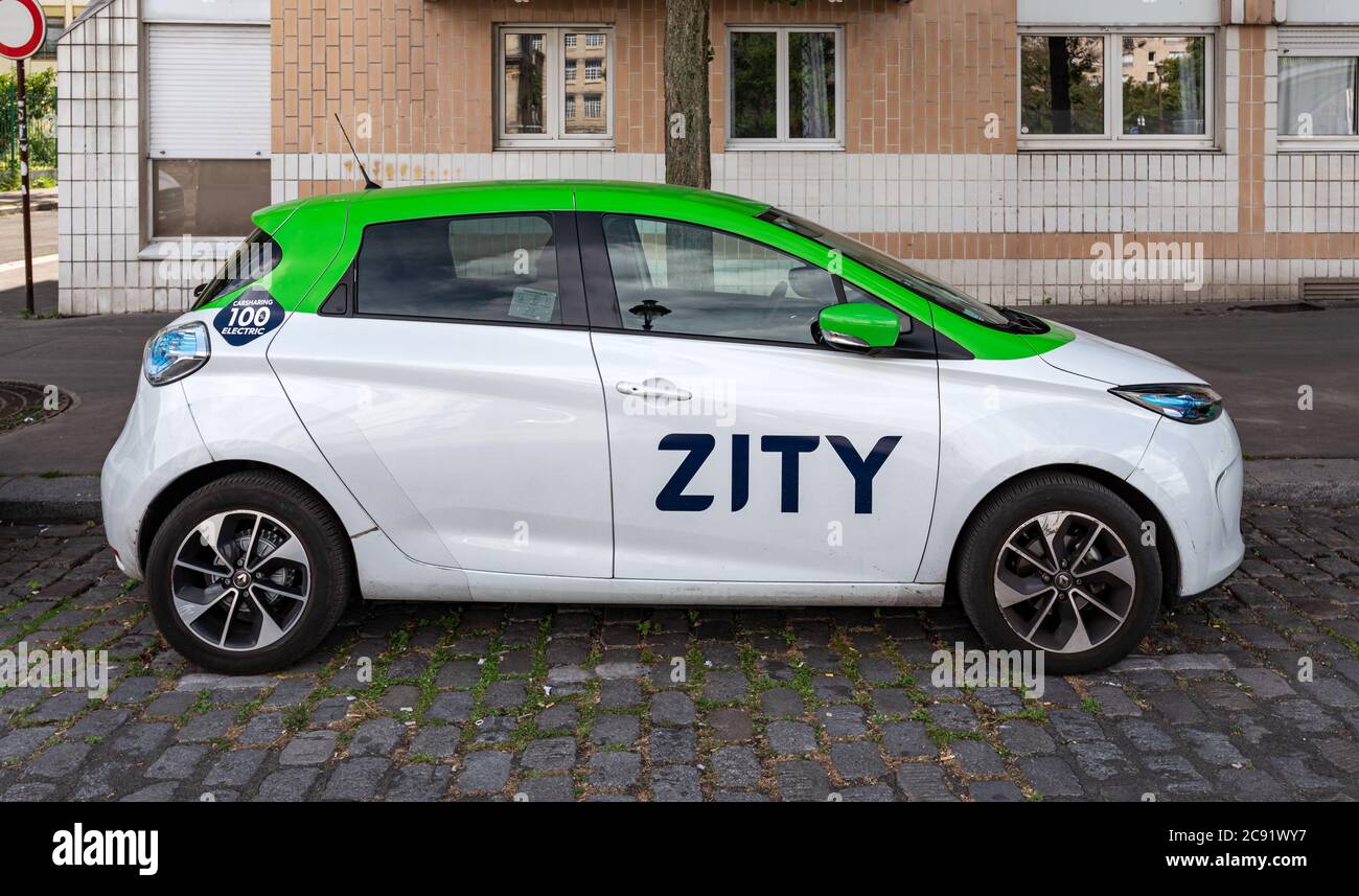 Véhicule enault Zoe stationné dans la rue appartenant au service de partage de voiture flexible flottant ZITY entièrement électrique en cours de déploiement à Paris. Banque D'Images