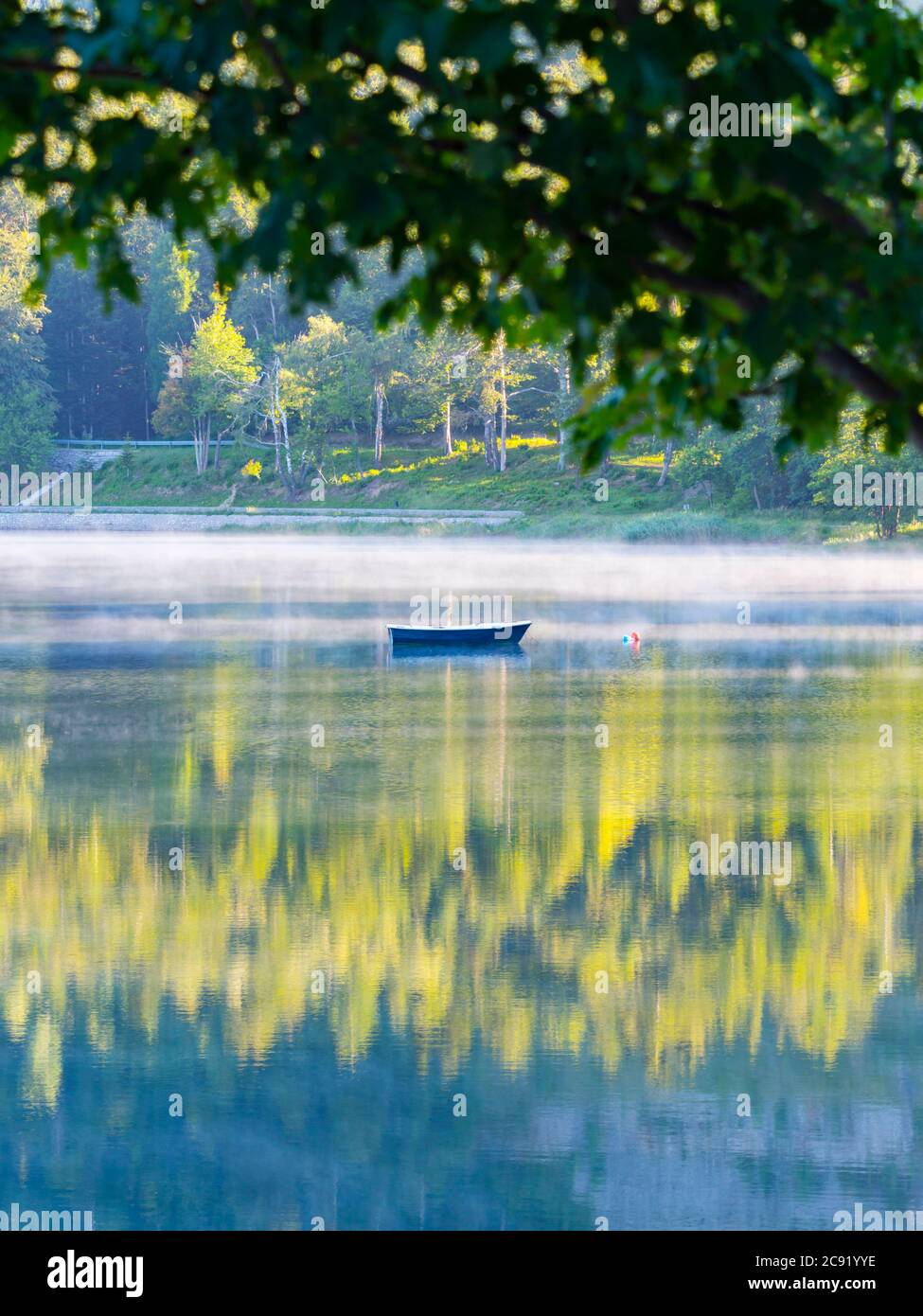 Bateau Lonesome sur le lac Bajer à Fuzine Croatie brouillard Europe vapeur de brume flottant flotte juste au sujet de la surface de l'eau magnifique & fantastique et merveilleux Banque D'Images