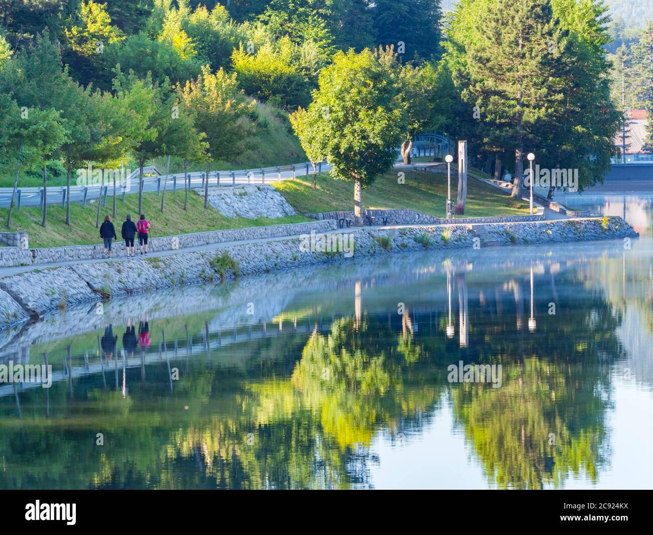 Jogging matinal sur la promenade du littoral sur le lac Bajer à Fuzine Croatie Europe Banque D'Images