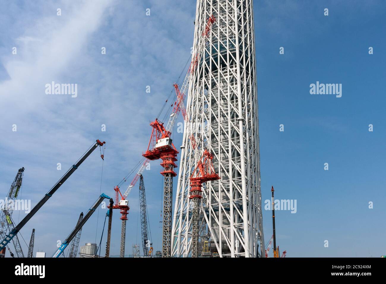 Tokyo, Japon. 21 juin 2010. Grues sur le site de construction Tokyo Skytree au Japon. Tokyo Sky Tree en construction. Sur cette image, cette nouvelle tour de télécommunication se situe à 398 mètres et, une fois terminée, mesure 634 mètres de haut en bas, ce qui en fait la plus grande structure d'Asie de l'est. Oshiage, Tokyo, Japon. Crédit : Damon Coulter/SOPA Images/ZUMA Wire/Alamy Live News Banque D'Images