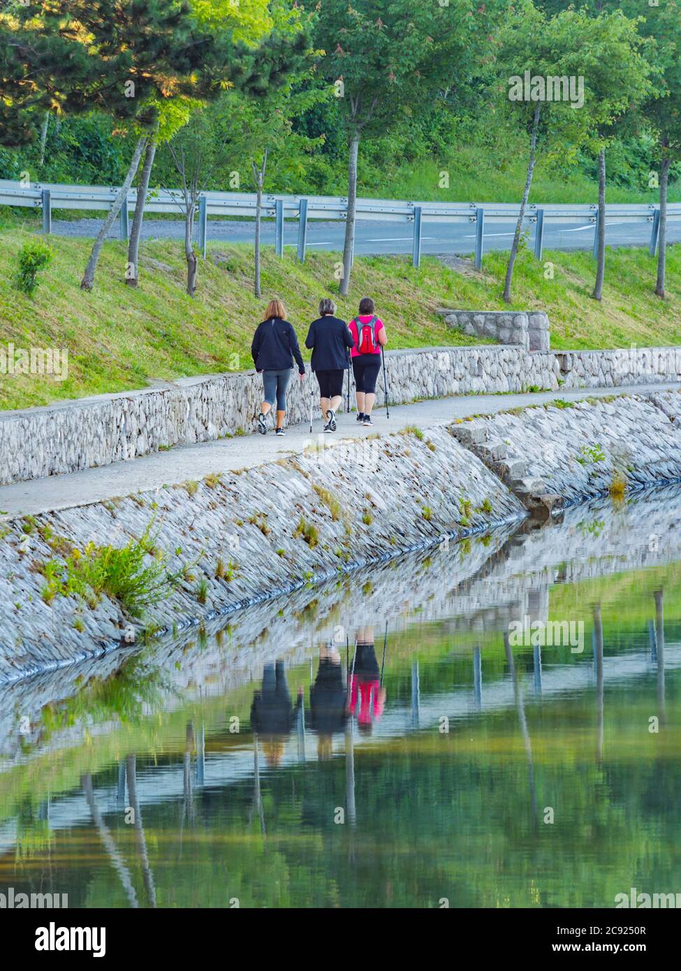 Jogging matinal sur la promenade du littoral sur le lac Bajer à Fuzine Croatie Europe Banque D'Images