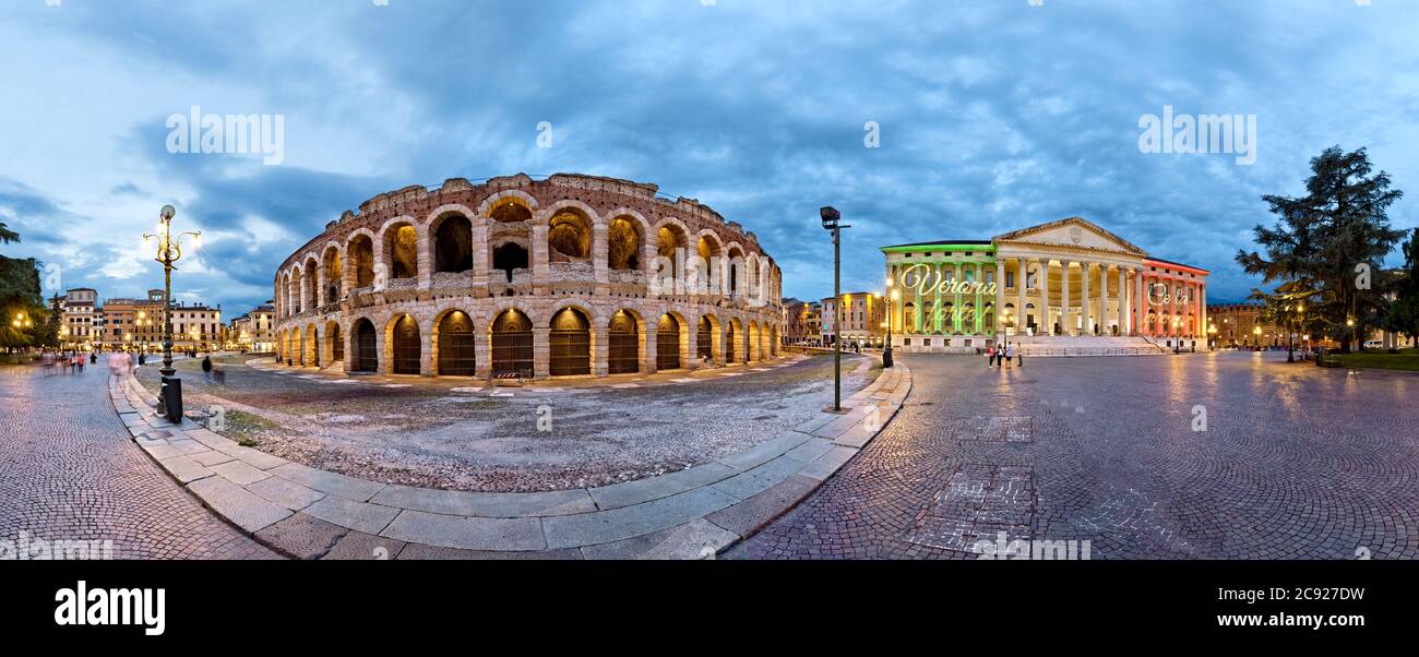 Vérone : l'amphithéâtre romain de l'Arena et le palais Barbieri sur la place Bra. Vénétie, Italie, Europe. Banque D'Images