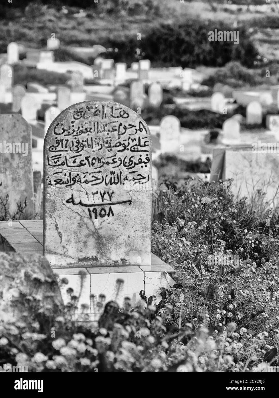 B&W gros plan de pierre tombale gravée en arabe dans le cimetière de Mahdia, Tunisie Banque D'Images