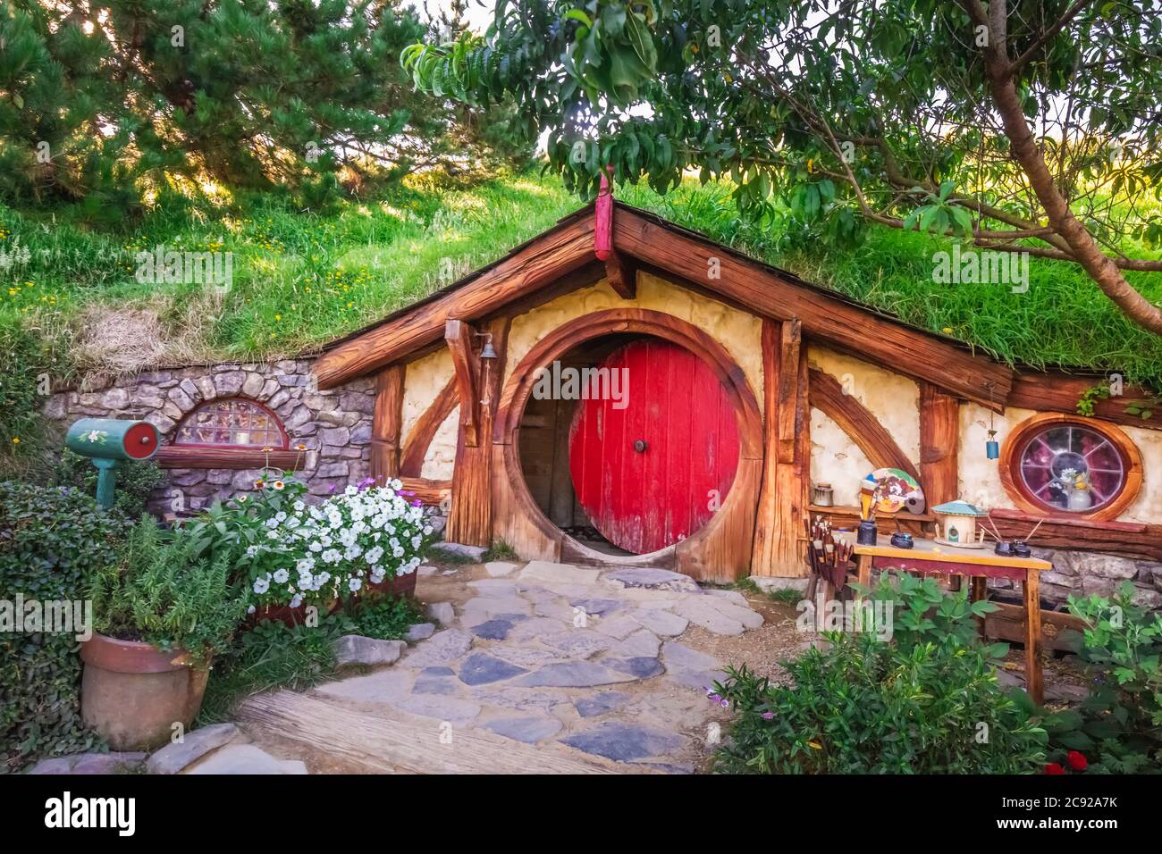 Hobbiton - paysage Nouvelle-Zélande, l'endroit, où les hobbits vivent dans leurs trous. Banque D'Images