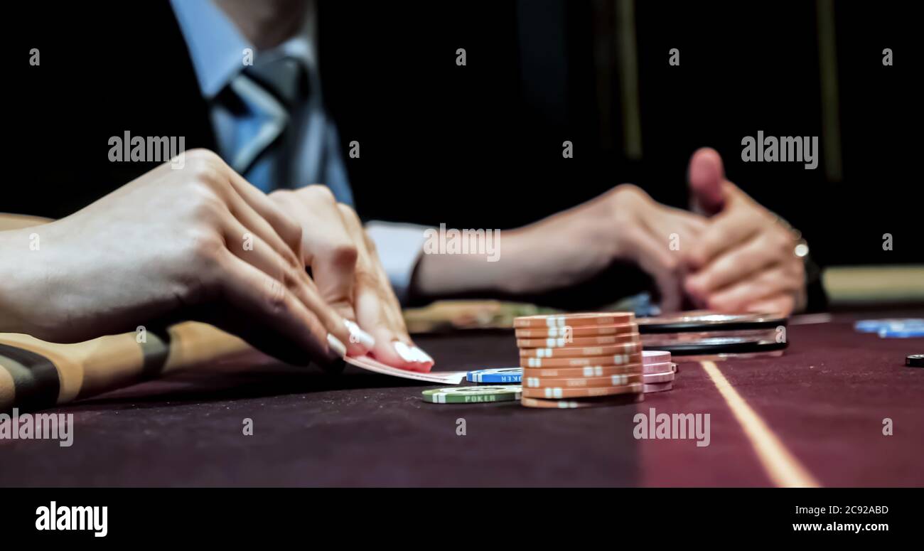 Séance concessionnaire dans un casino à la table tout en maintenant les cartes et la distribution Banque D'Images