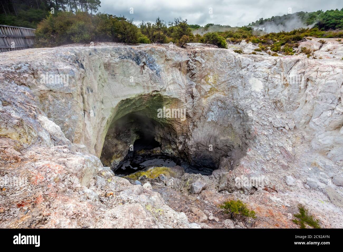 Grotte de Sulful à Wai-O-Tapu, pays des merveilles thermales, Rotorua, Nouvelle-Zélande. Banque D'Images