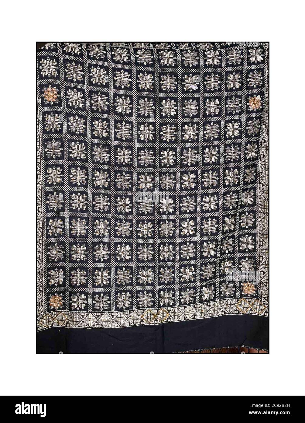 Châle pashmina fait à la main avec une broderie délicate sur le marché de l'artisanat extérieur à Katmandou, au Népal. Souvenirs asiatiques faits à la main fabriqués à l'artisanat local. Banque D'Images