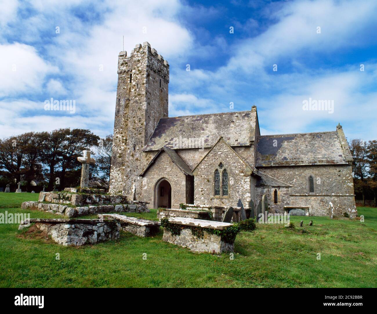 St Michael et All Angelss’ Church, Bosherston, Pembrokeshire Banque D'Images