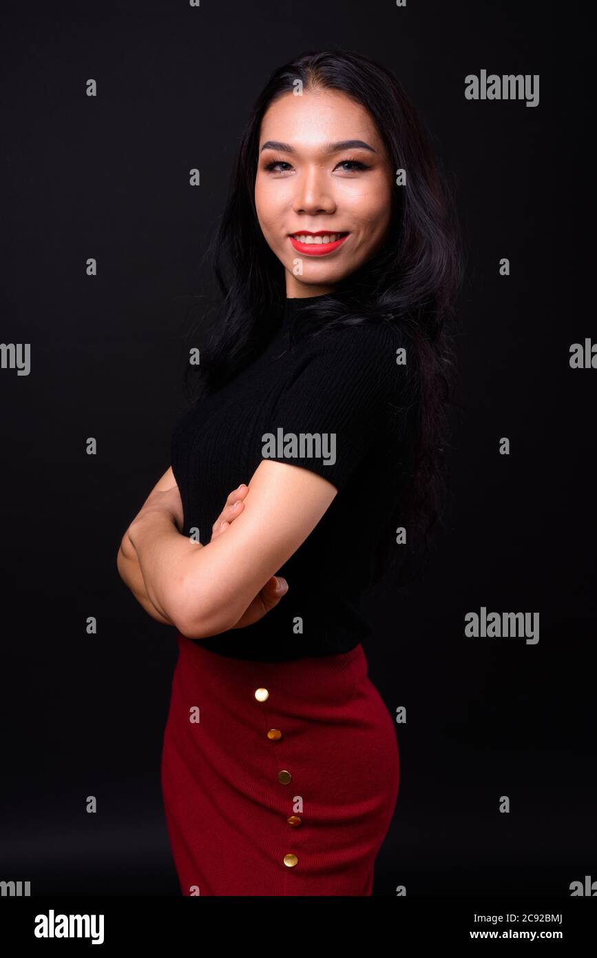Jeune femme d'affaires transgenre asiatique sur fond noir Banque D'Images
