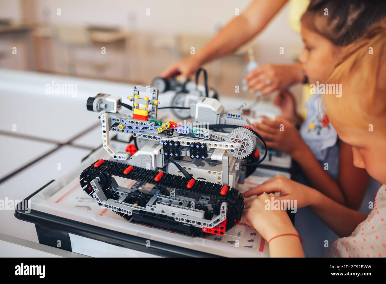 Deux écolières étudient en robotique, assemblent un constructeur de robot Banque D'Images